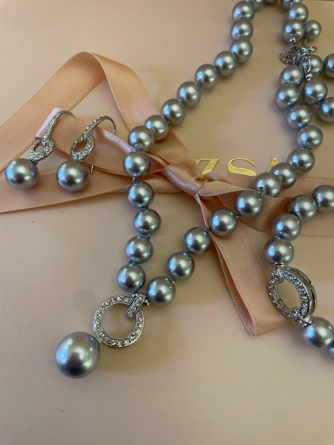 Grey pearls set