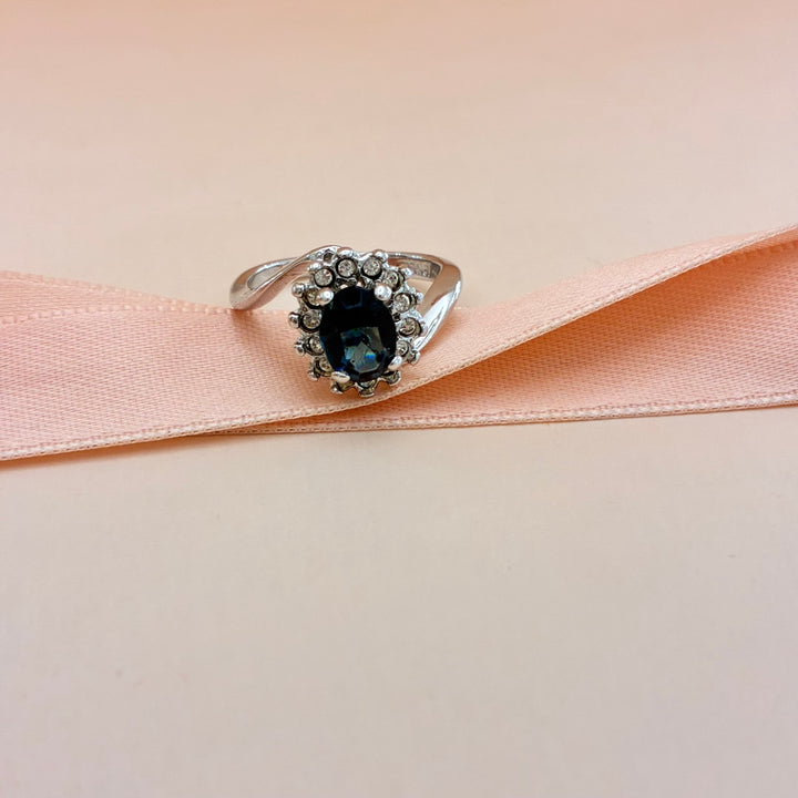 Oval navy blue zircone ring