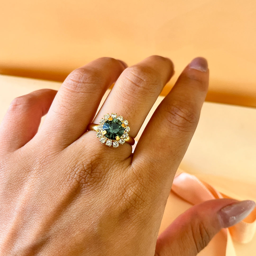 Grey flower preciosa crystals set