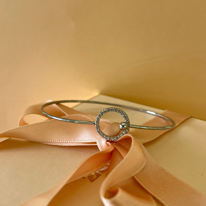 Silver closed/opened zircone bangle