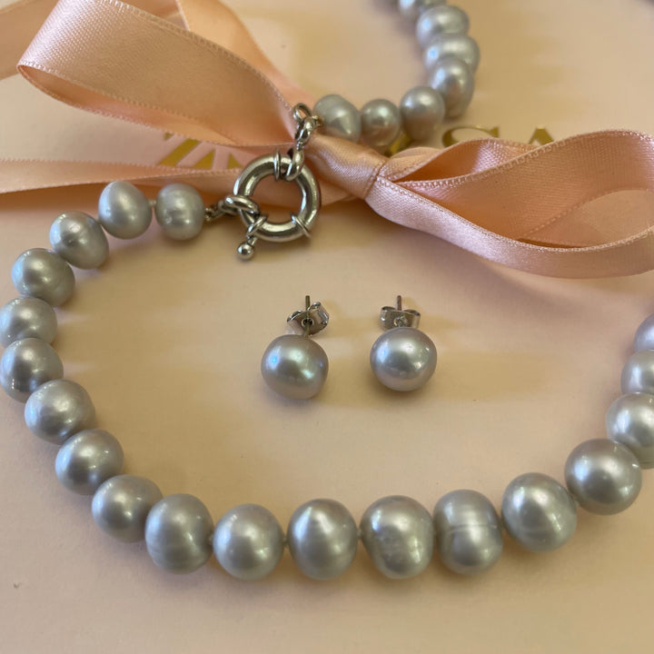 Light grey fresh water pearls set