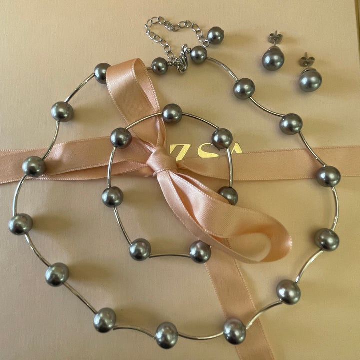Grey pearls set