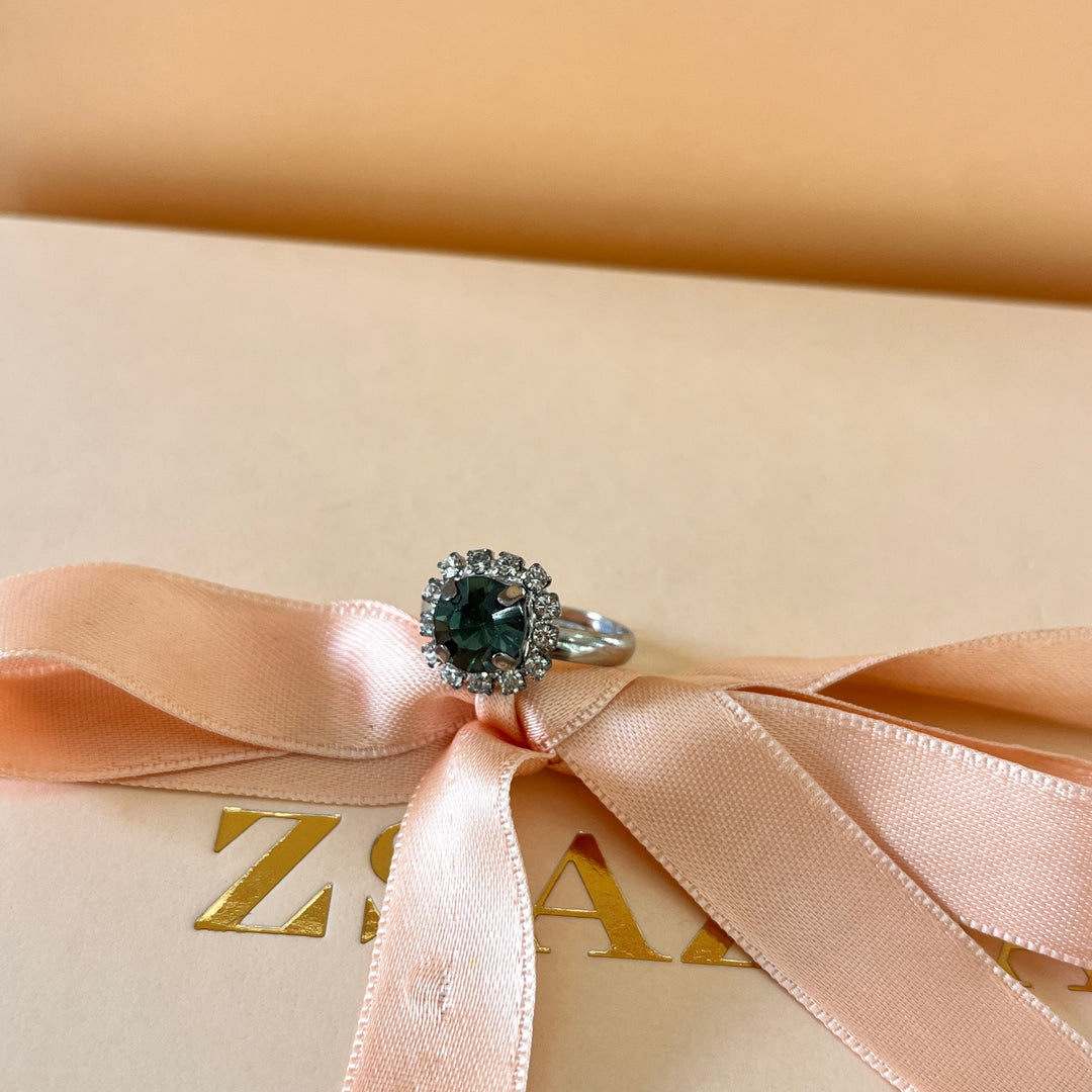 Grey flower preciosa crystals set