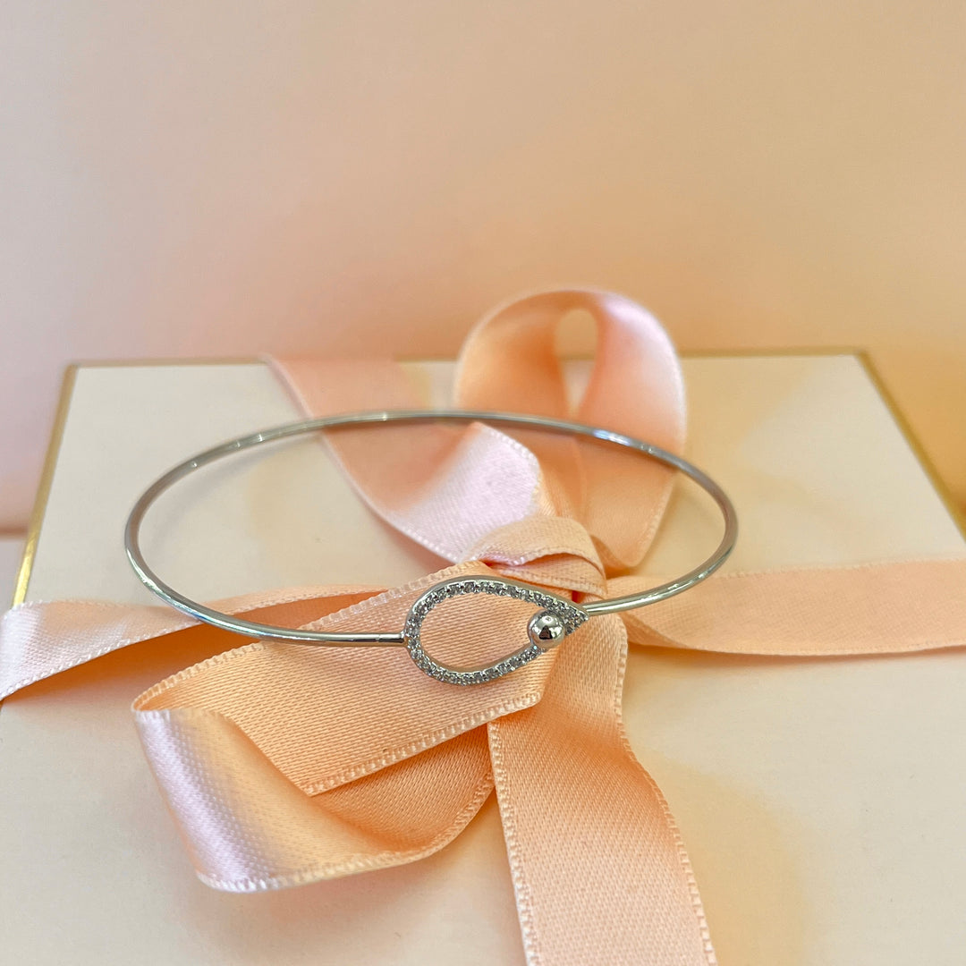Silver closed/opened zircone bangle