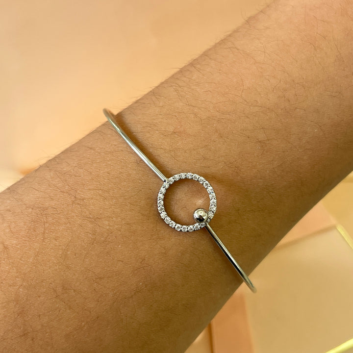 Silver closed/opened zircone bangle