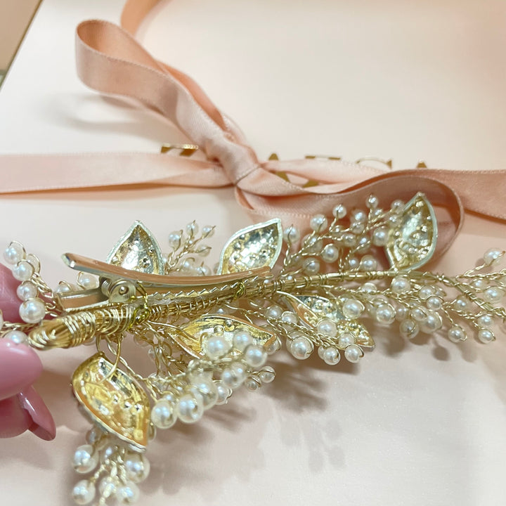 Exquisite pearl and leaf hair clip