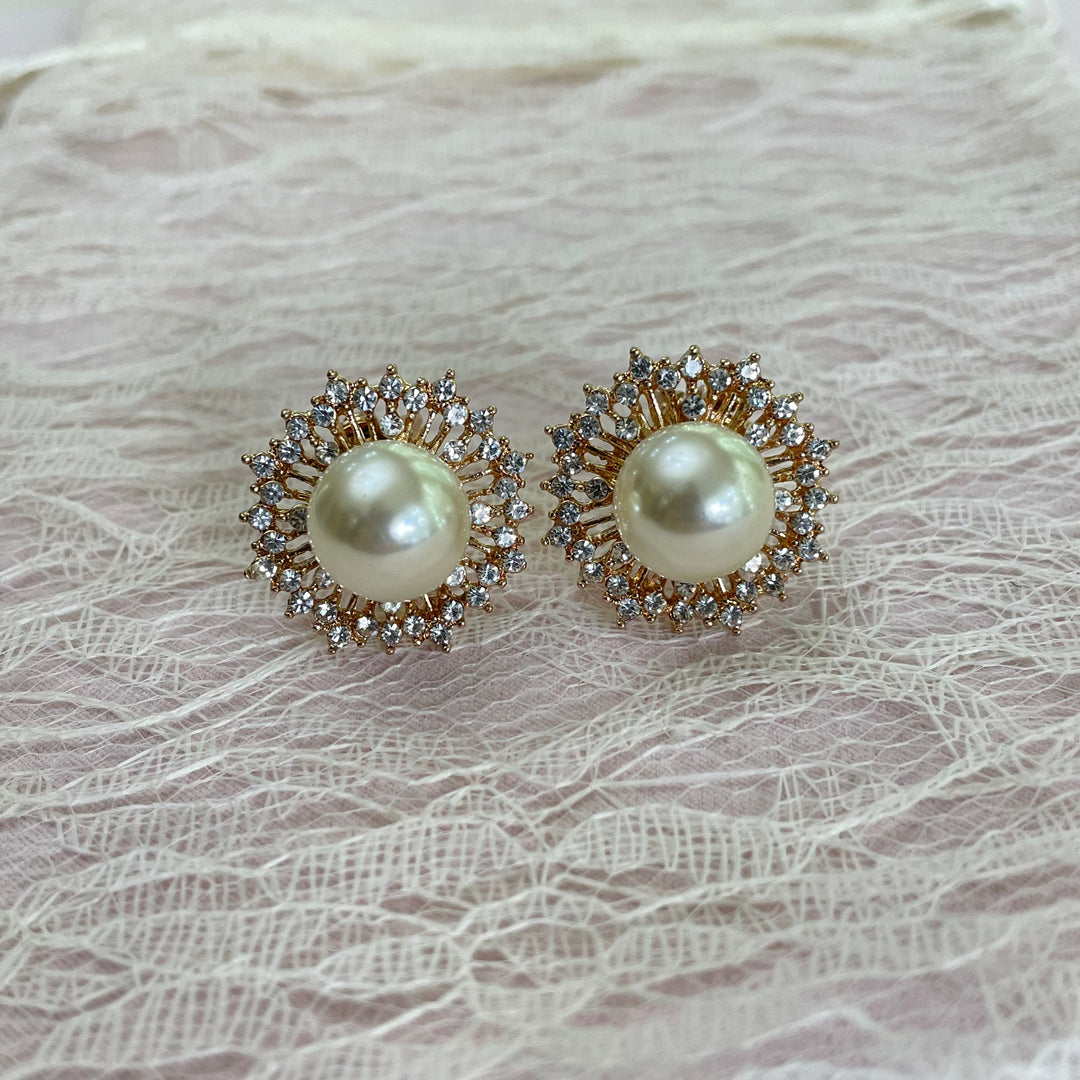 Elegant pearls gold clips earrings