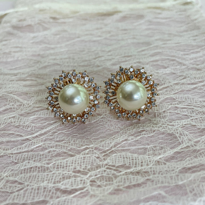 Elegant pearls gold clips earrings