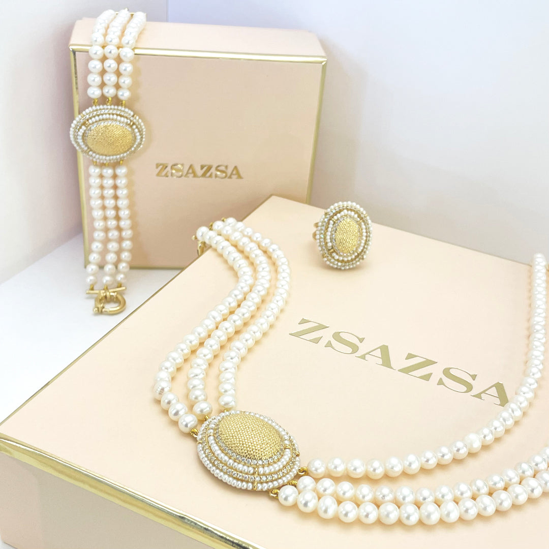 Gold Set with fresh water pearls