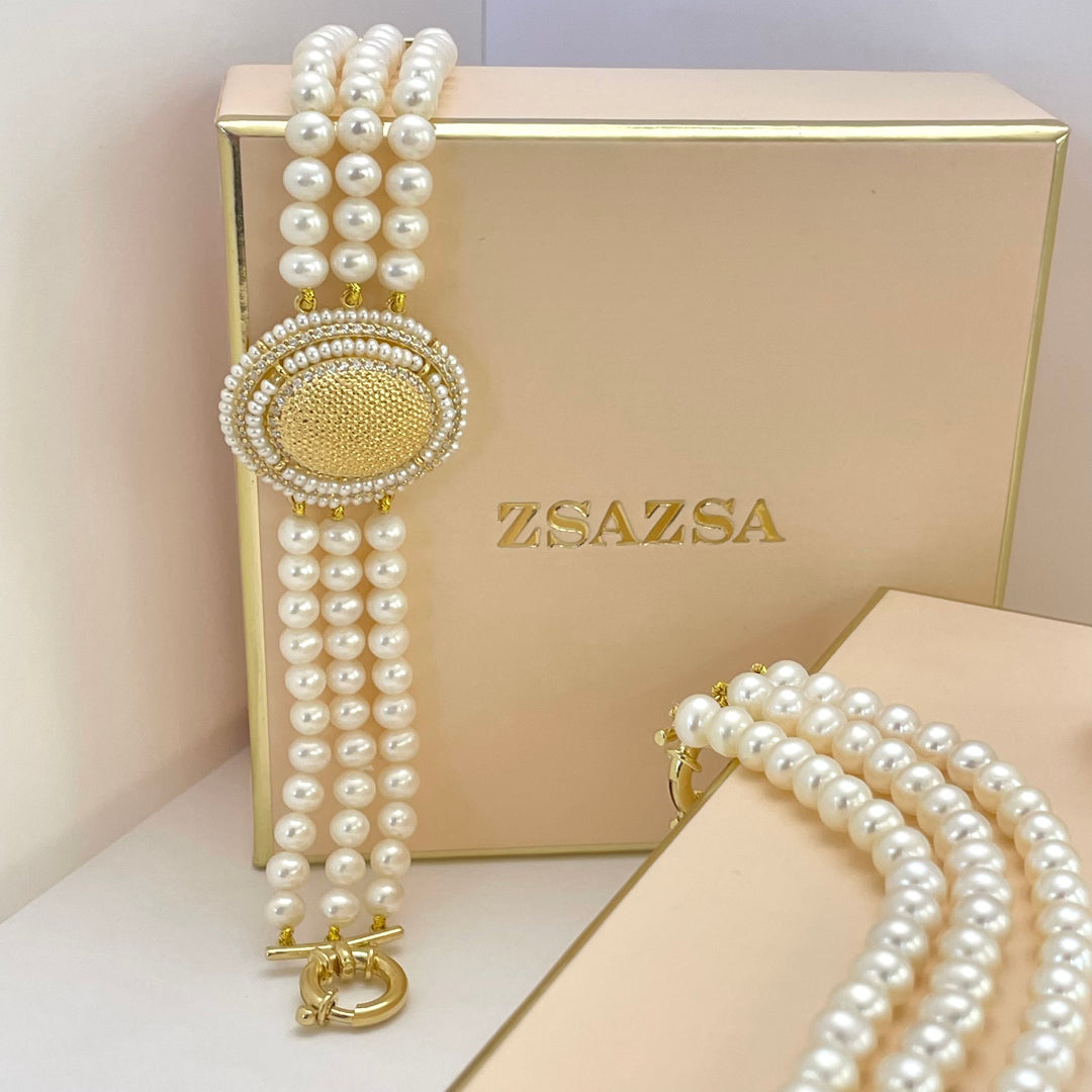 Gold Set with fresh water pearls