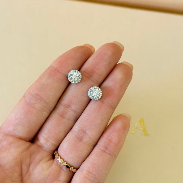 Dainty round sterling silver zircone pendant set