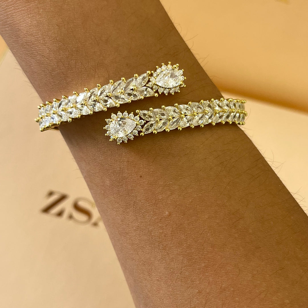 Elegant teardrop bangle