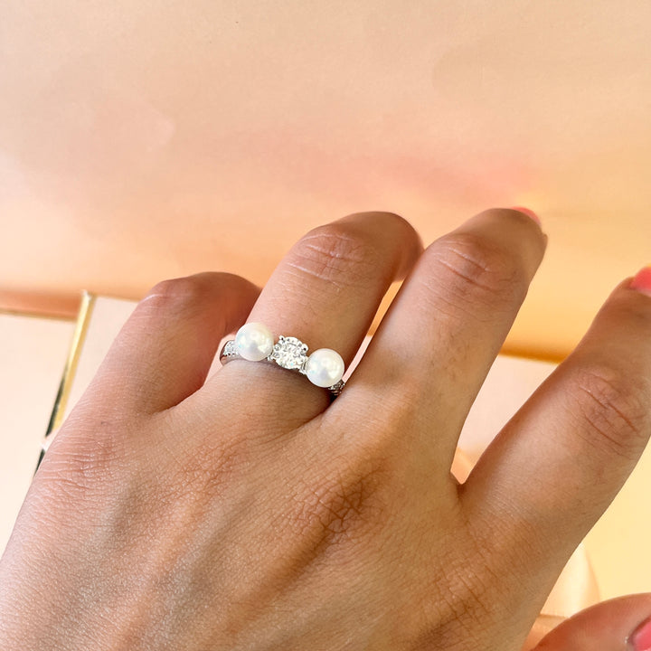 Zircone and two white pearls white gold plated band ring