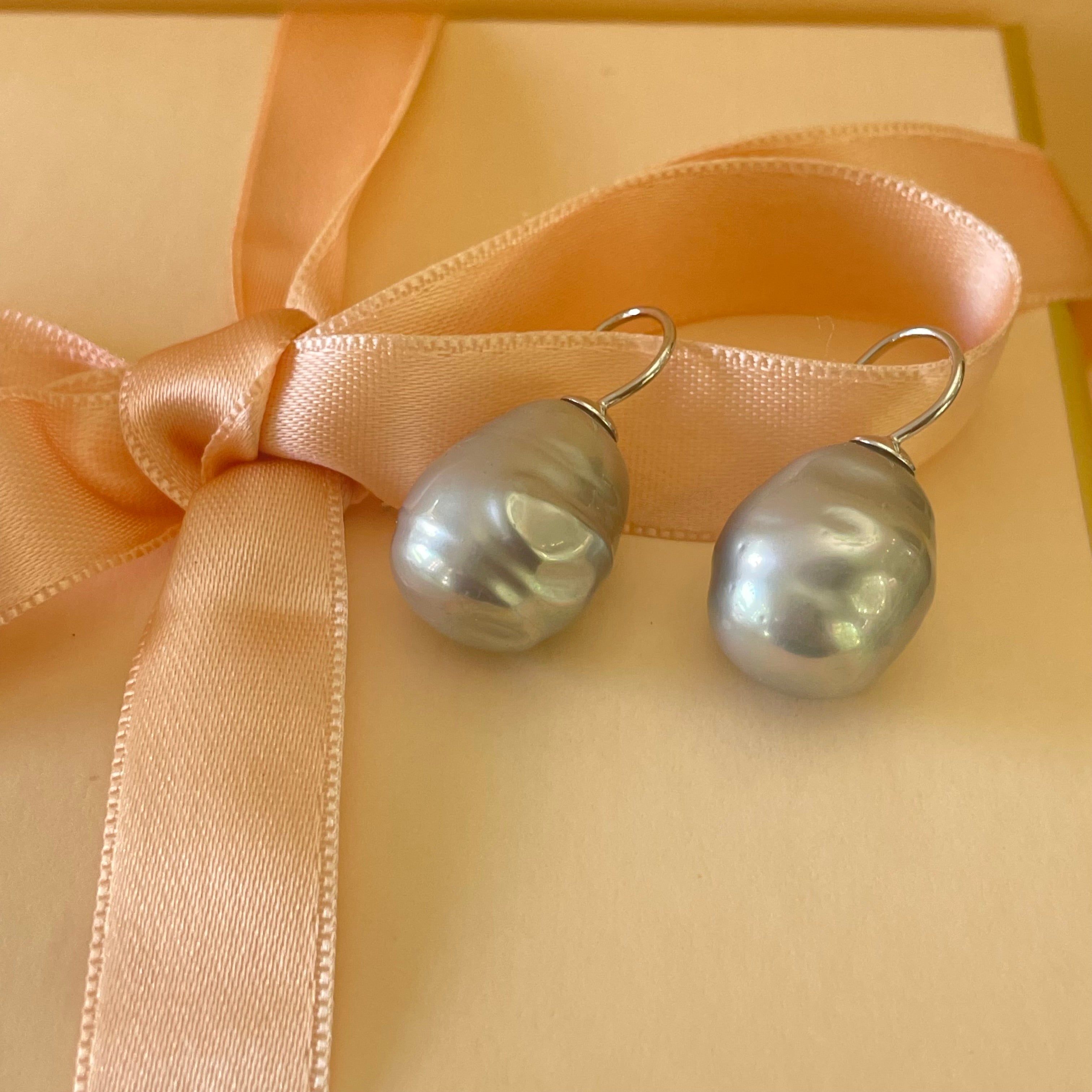 Light grey pearls hooks