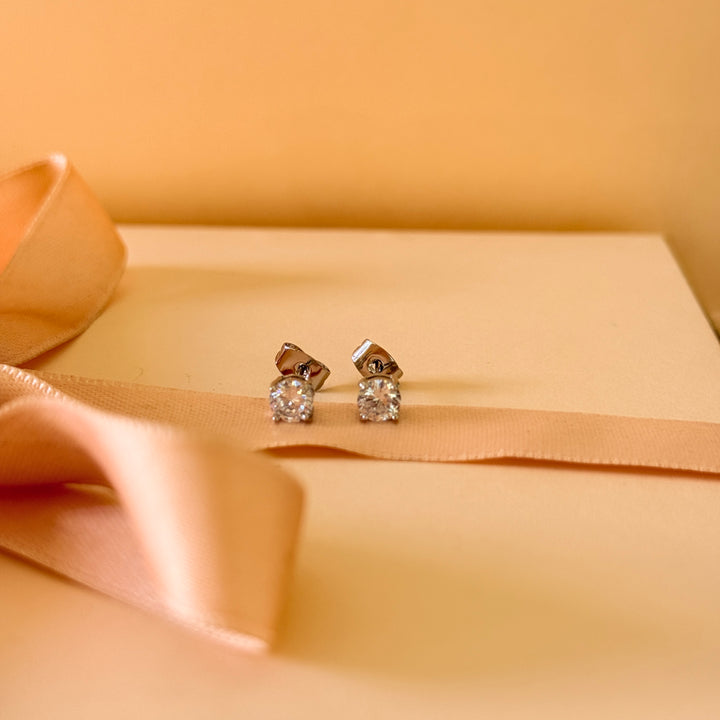 Small zircone silver solitaire studs
