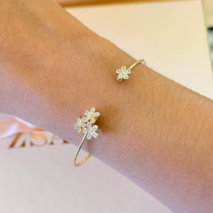 Zircone dainty flower gold plated bangle