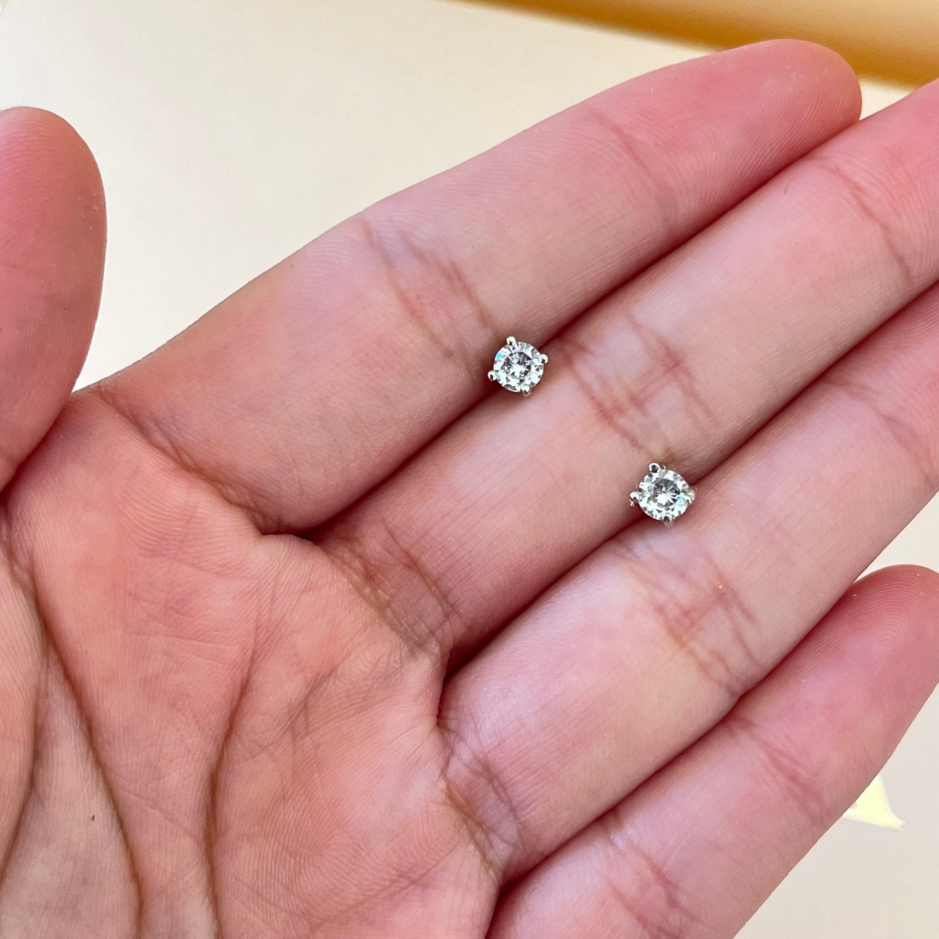 Round solitaire zircone studs