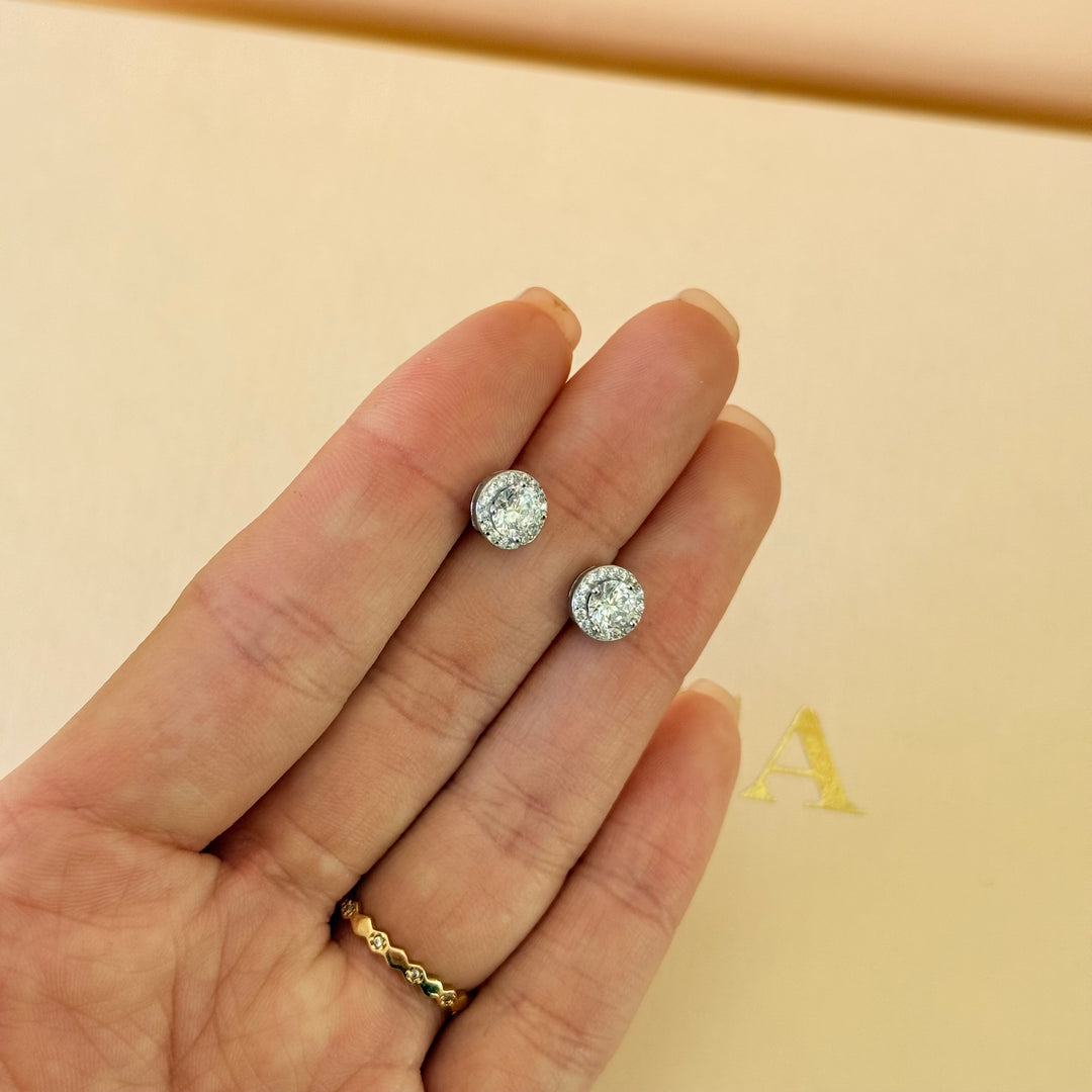 Dainty round sterling silver zircone pendant set