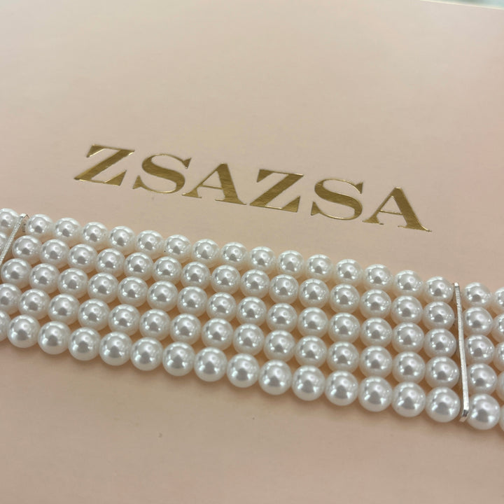 White pearls choker