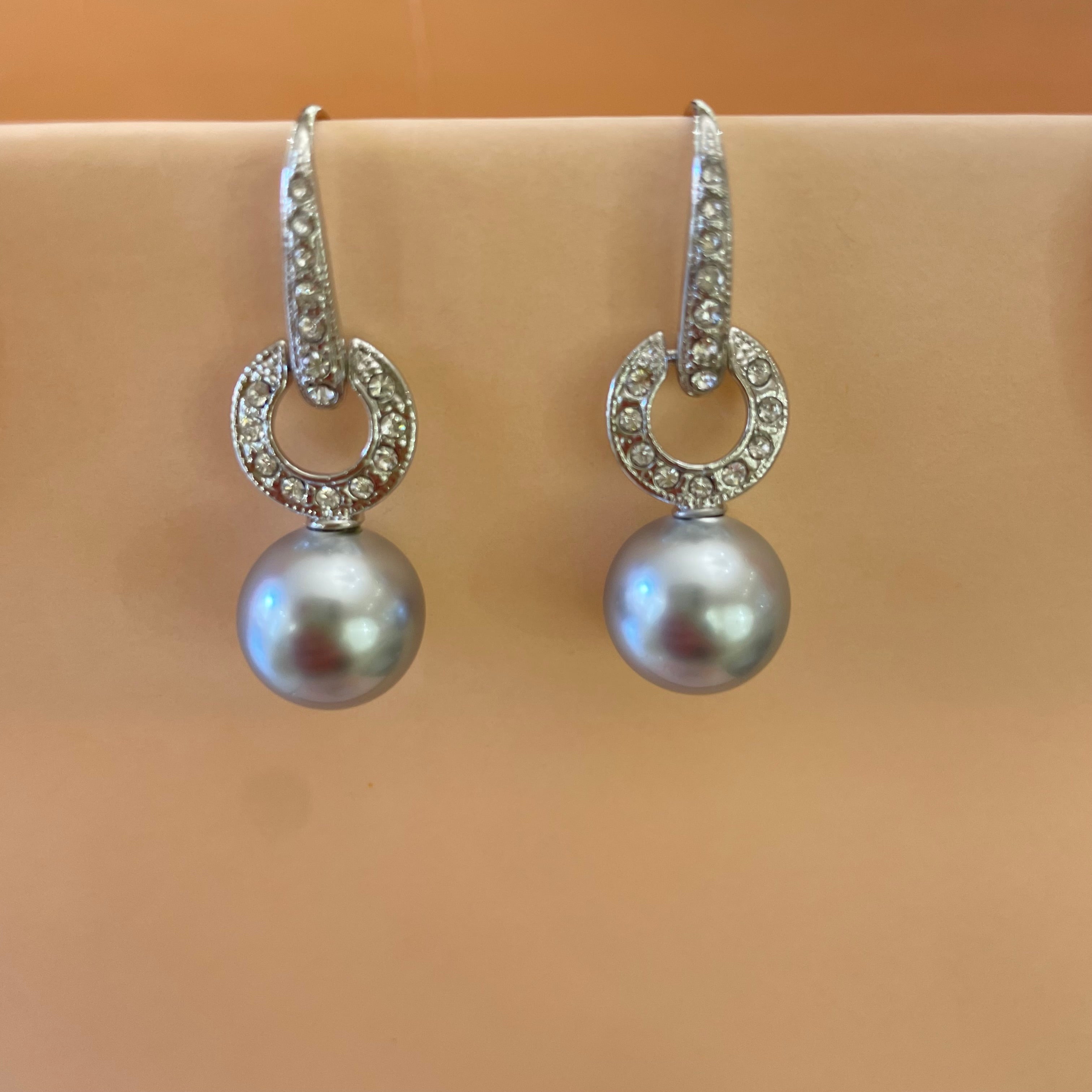 Grey pearls set