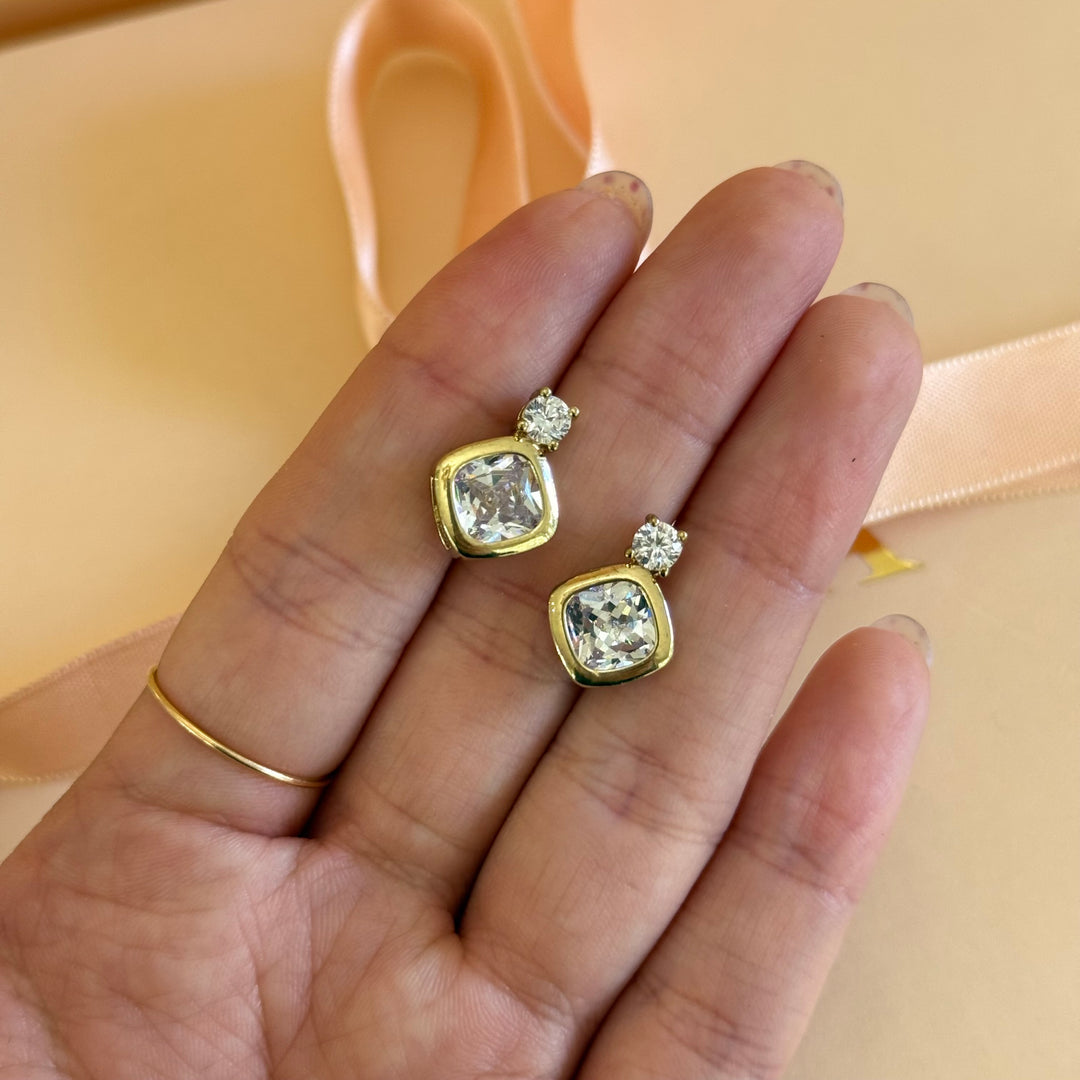 Dangling diamond shape zircone gold plated earrings