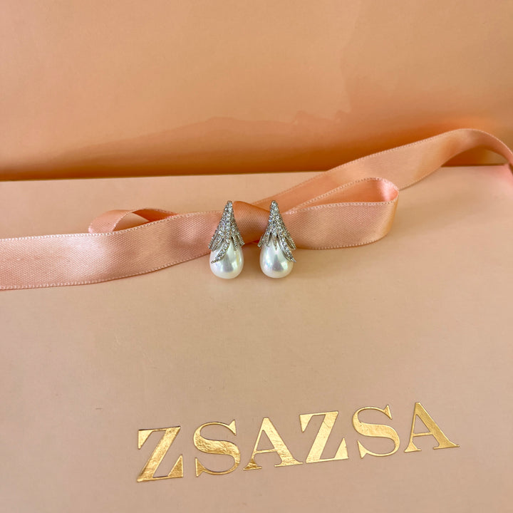 Zircone and white pearls white gold plated set