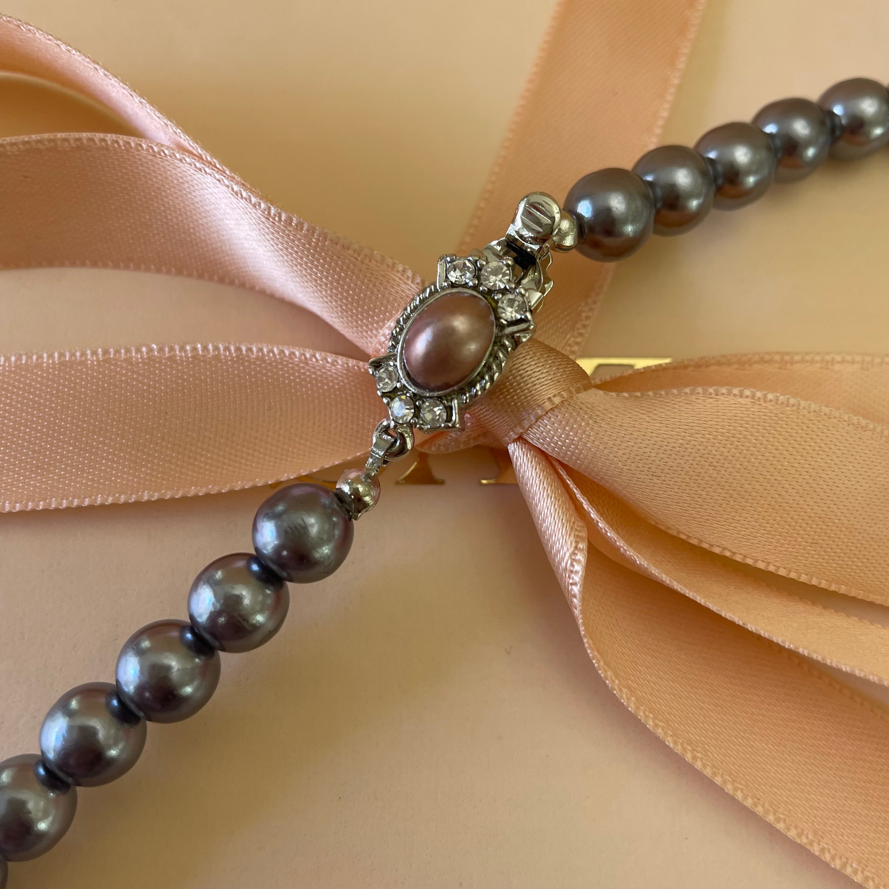 Dark grey pearls necklace