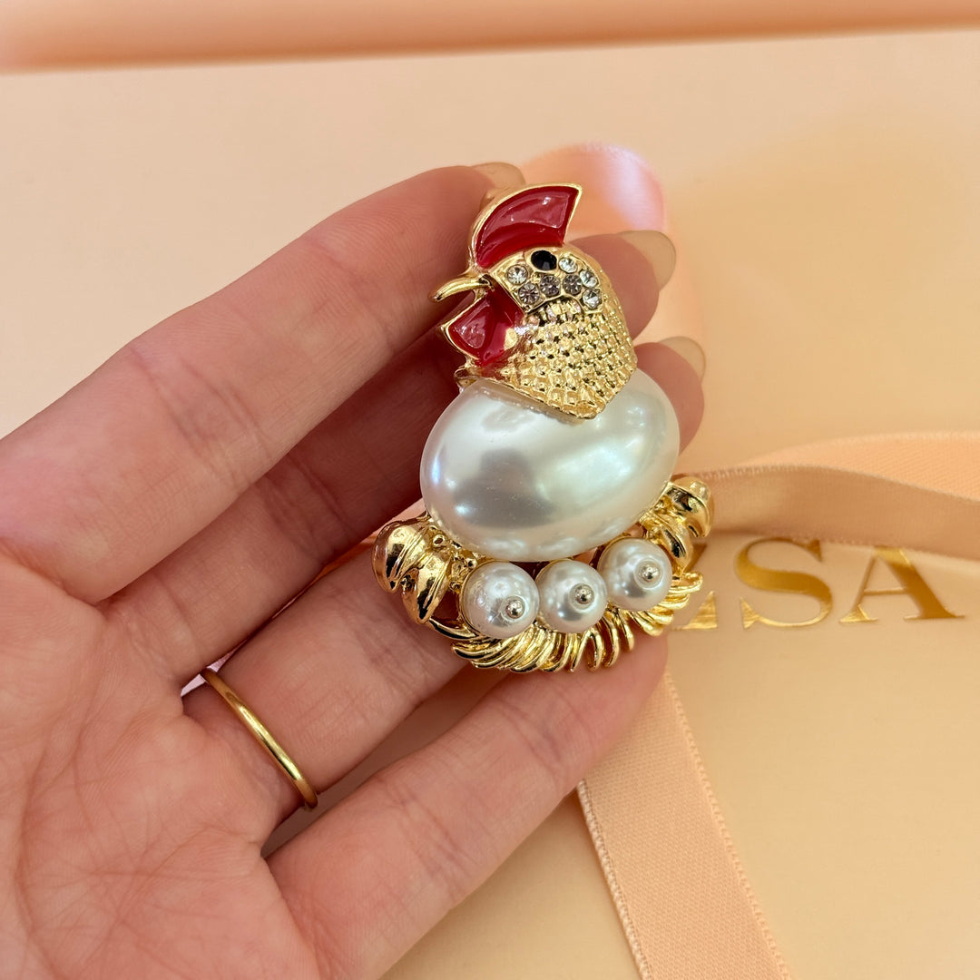 Hen pearl gold plated brooch