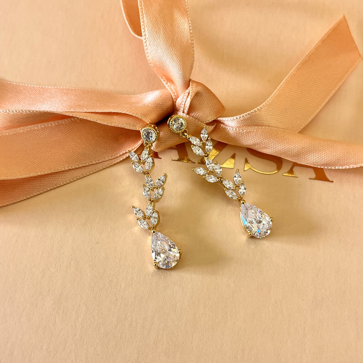 Zircone marquise and teardrop gold plated set