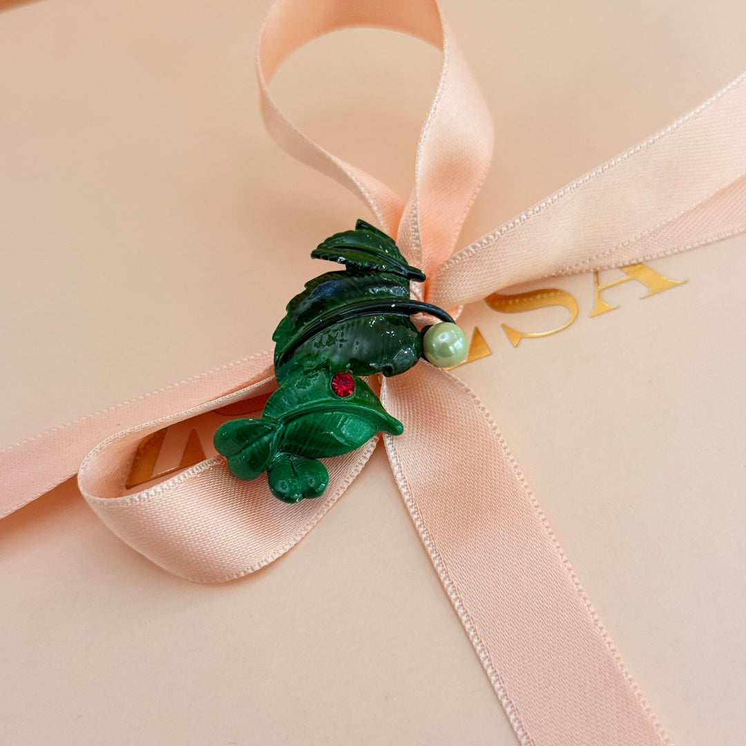 Green leaf pearl brooch