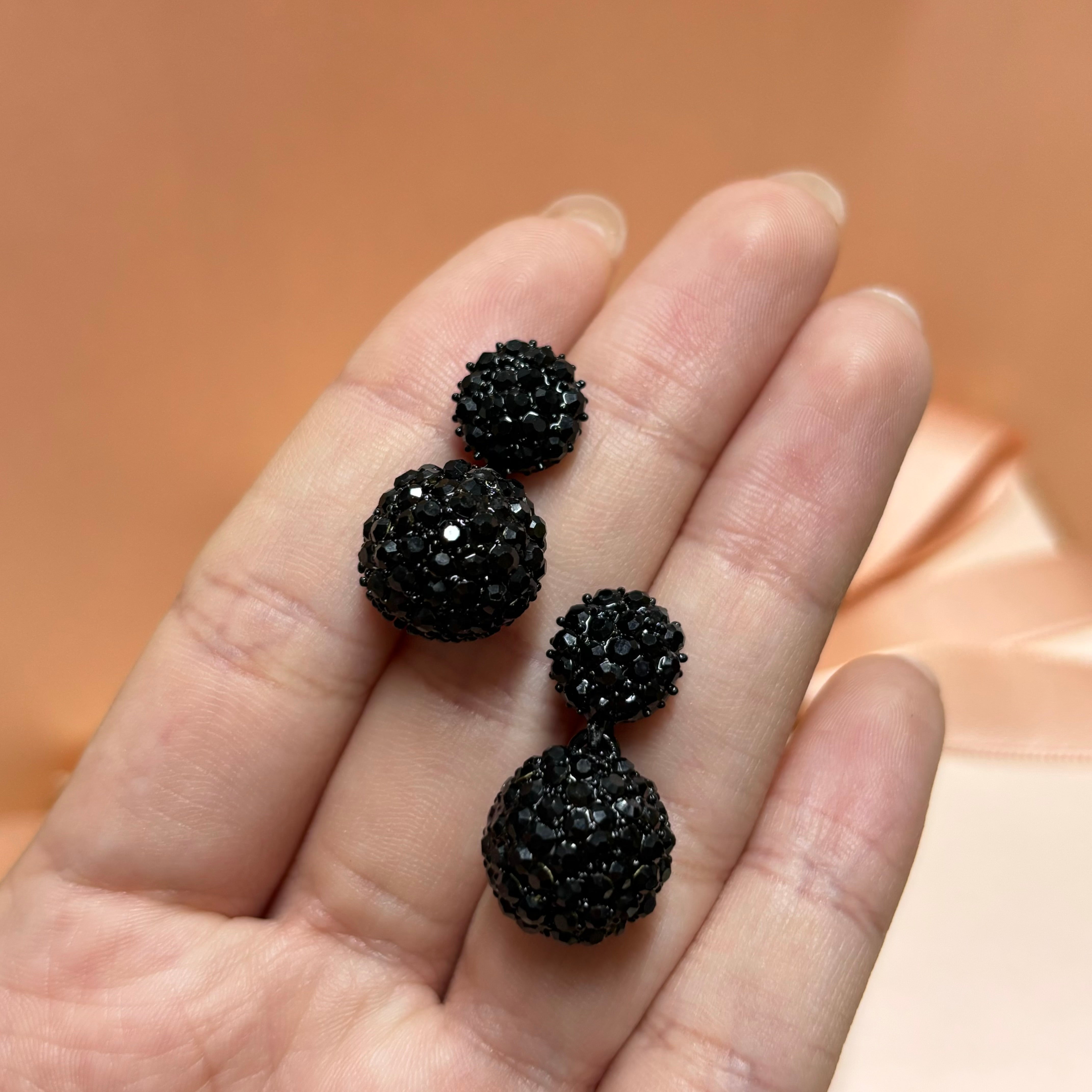 Elegant black earrings