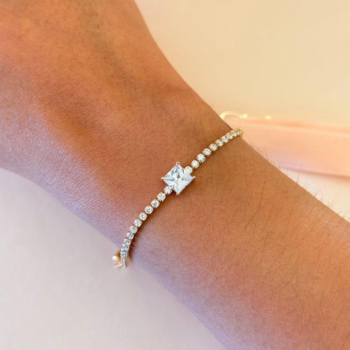 Zircone dainty square in the middle gold plated bracelet