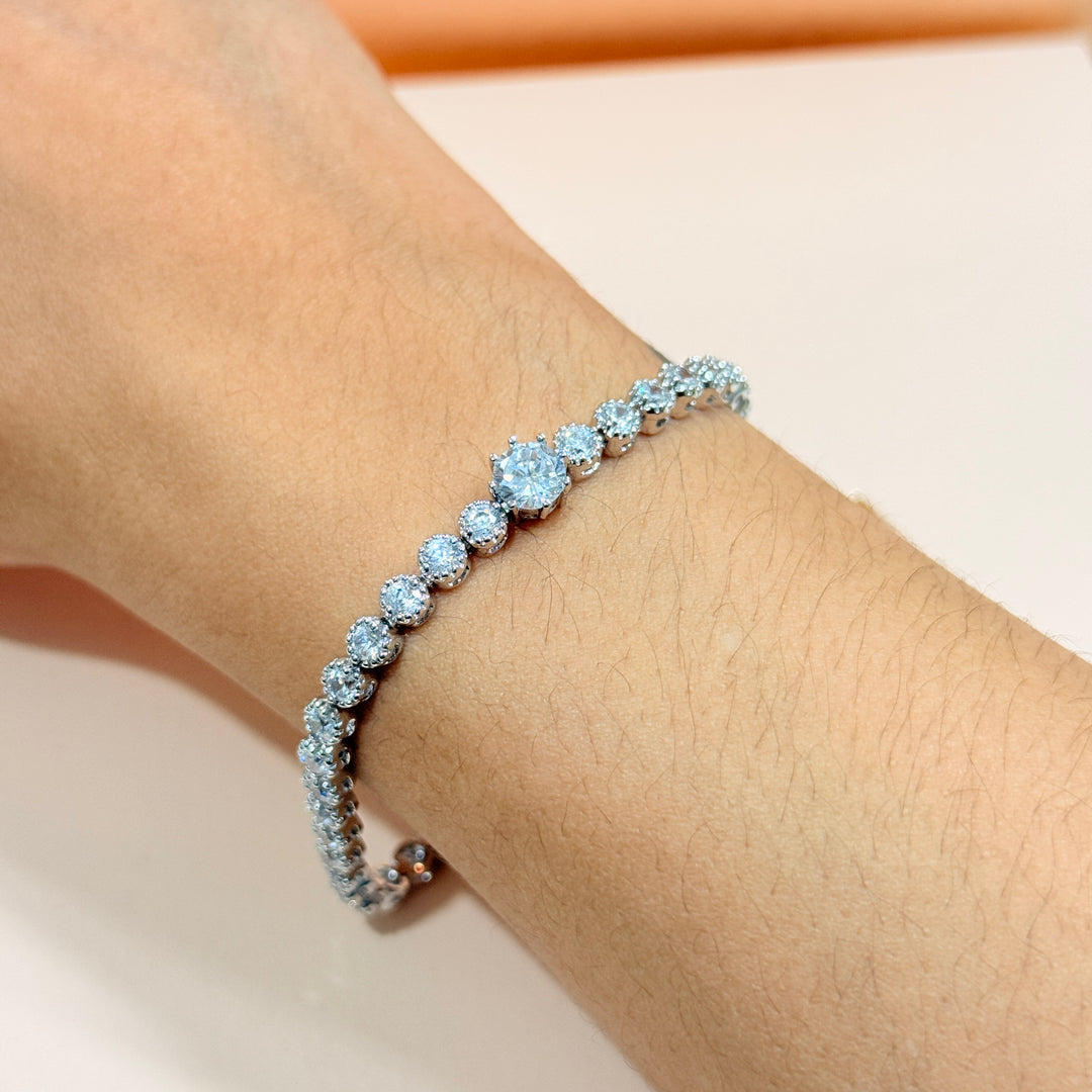 Dainty round in the middle zircone silver bracelet