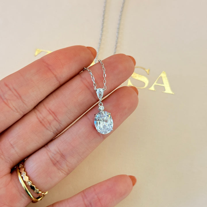 Oval and teardrop zircone sterling singer pendant