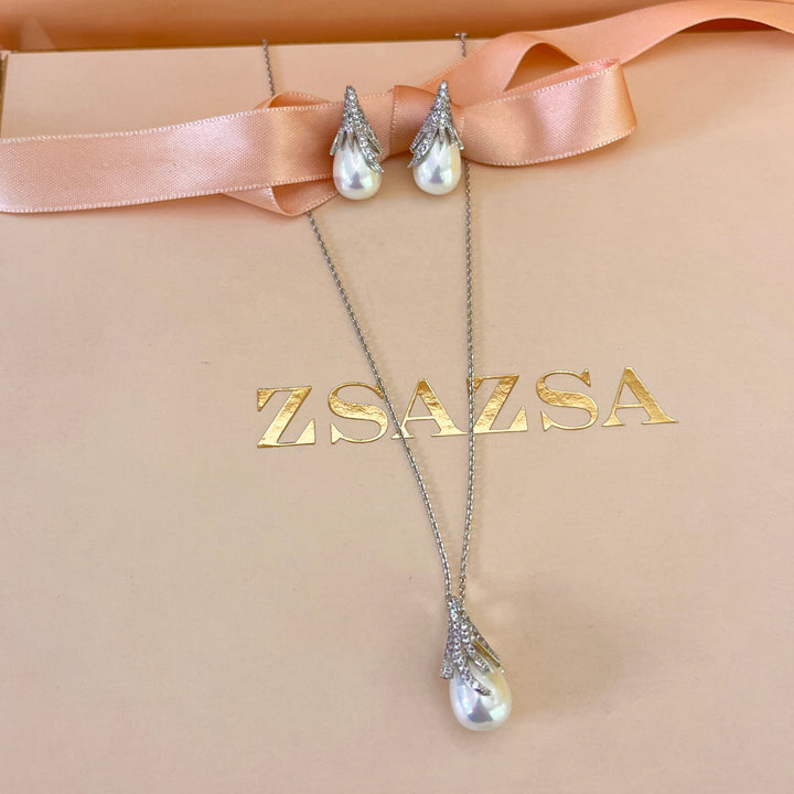 Zircone and white pearls white gold plated set