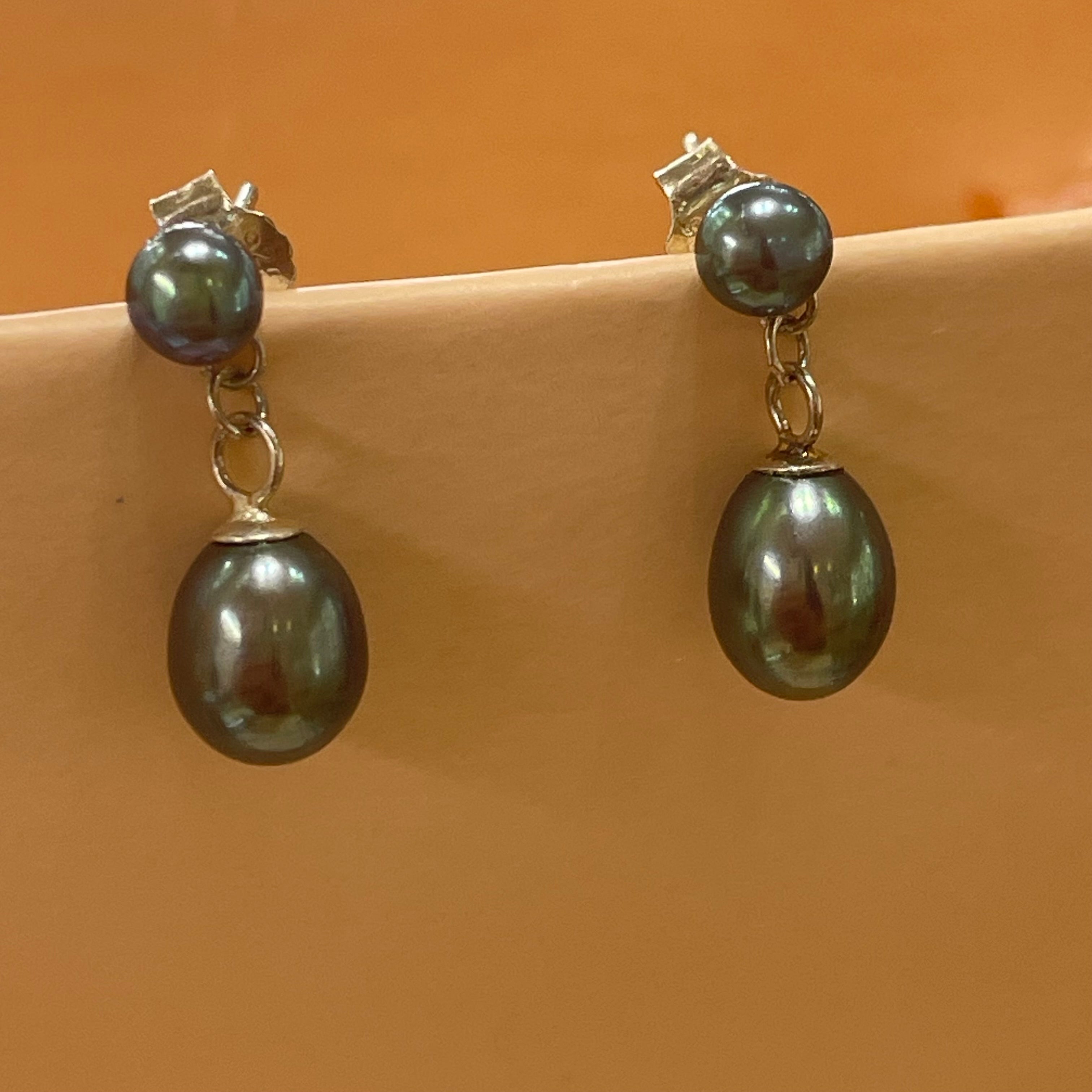 Grey pearls earrings