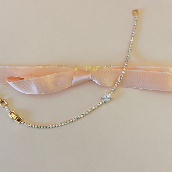 Zircone dainty square in the middle gold plated bracelet
