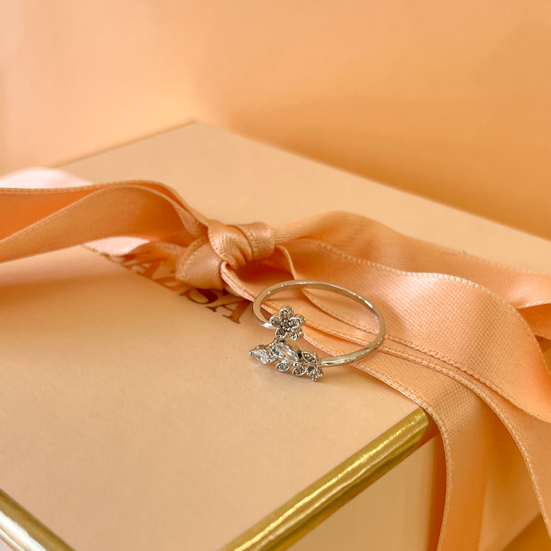 Zircone white gold plated leaf and flower ring