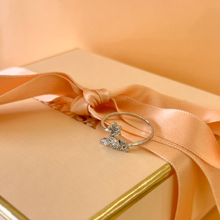 Zircone white gold plated leaf and flower ring