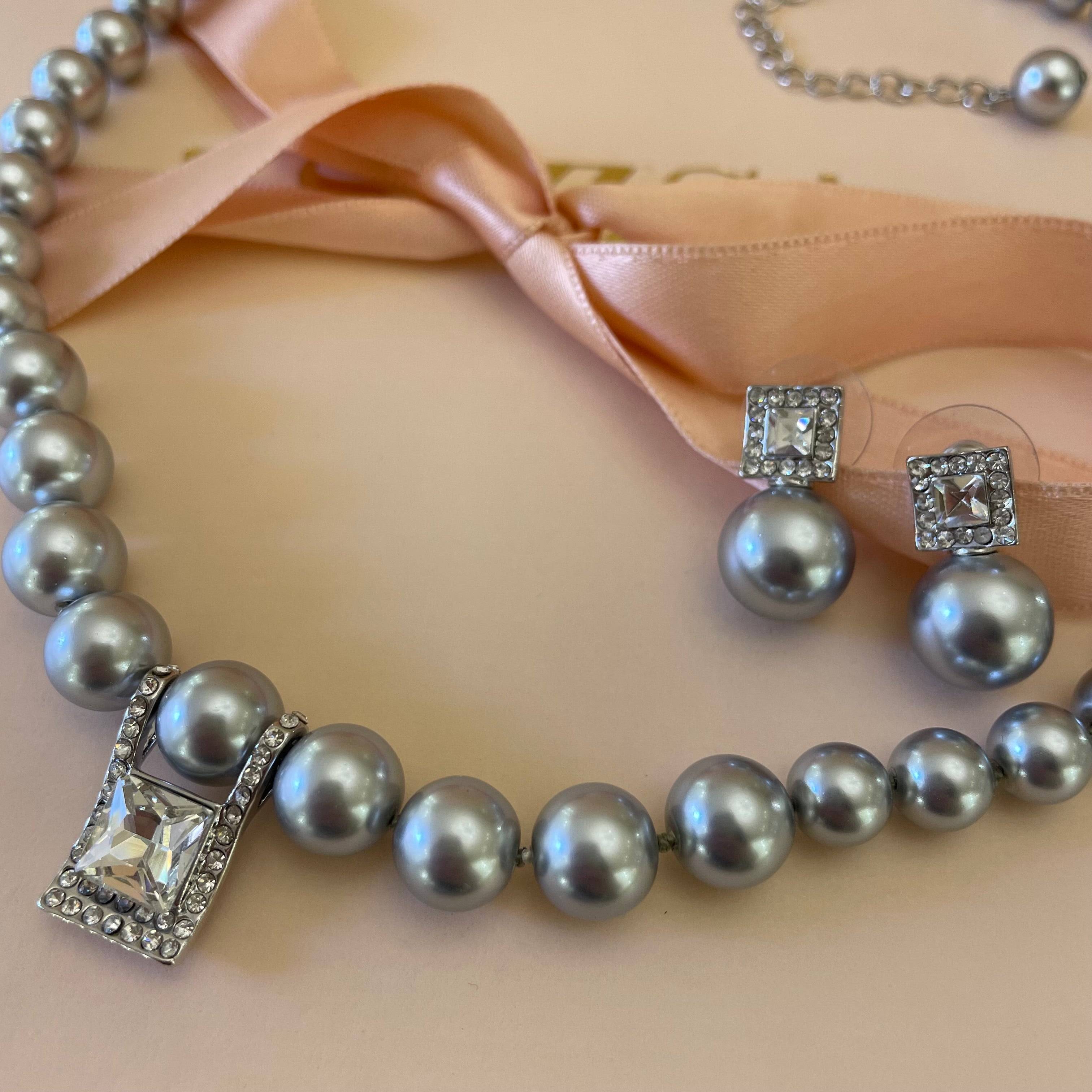 Grey pearls set