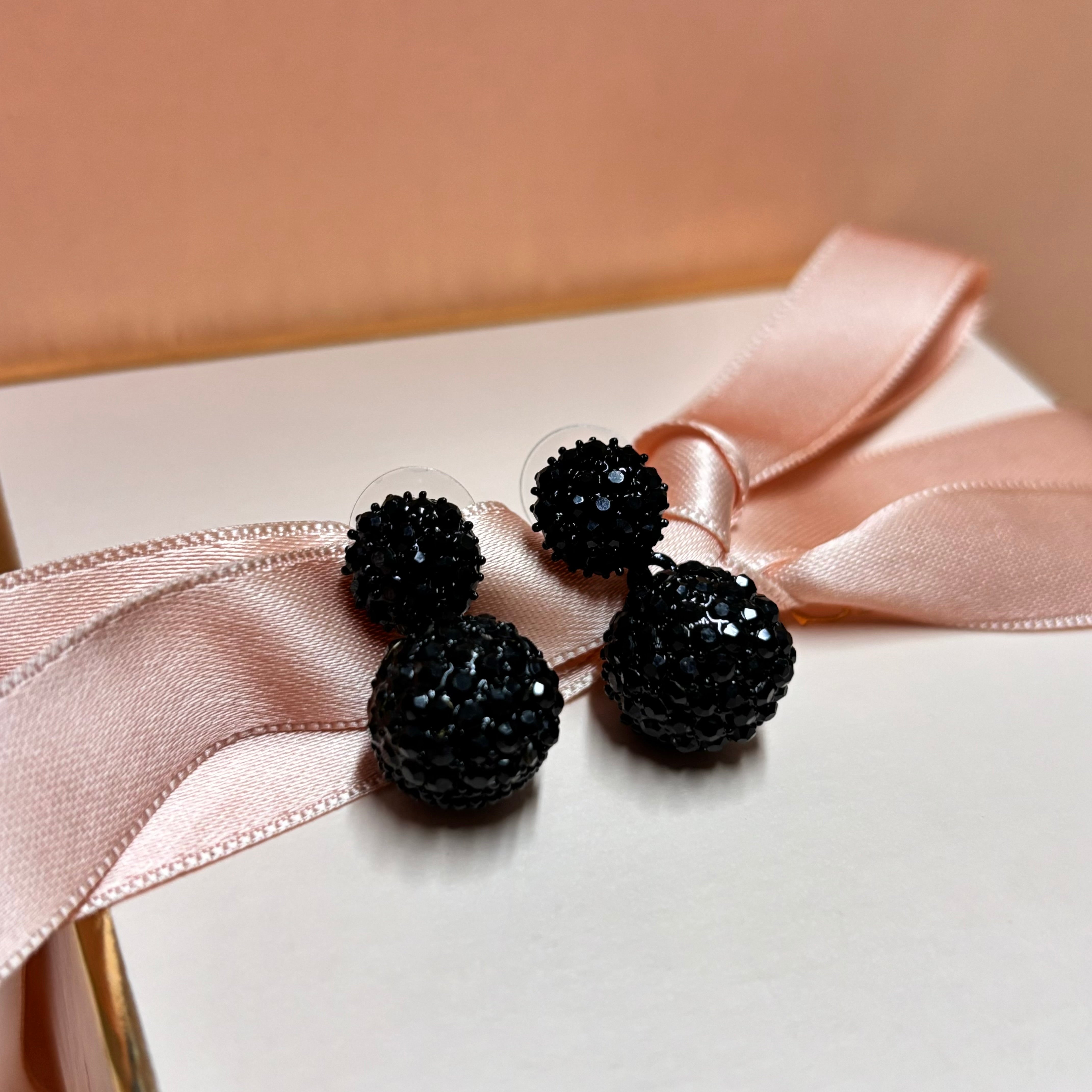 Elegant black earrings