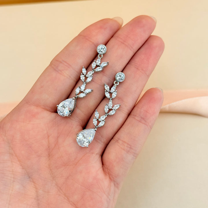 Teardrop and marquise zircone silver earrings and bracelet