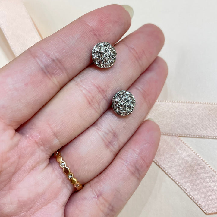 Studs earrings
