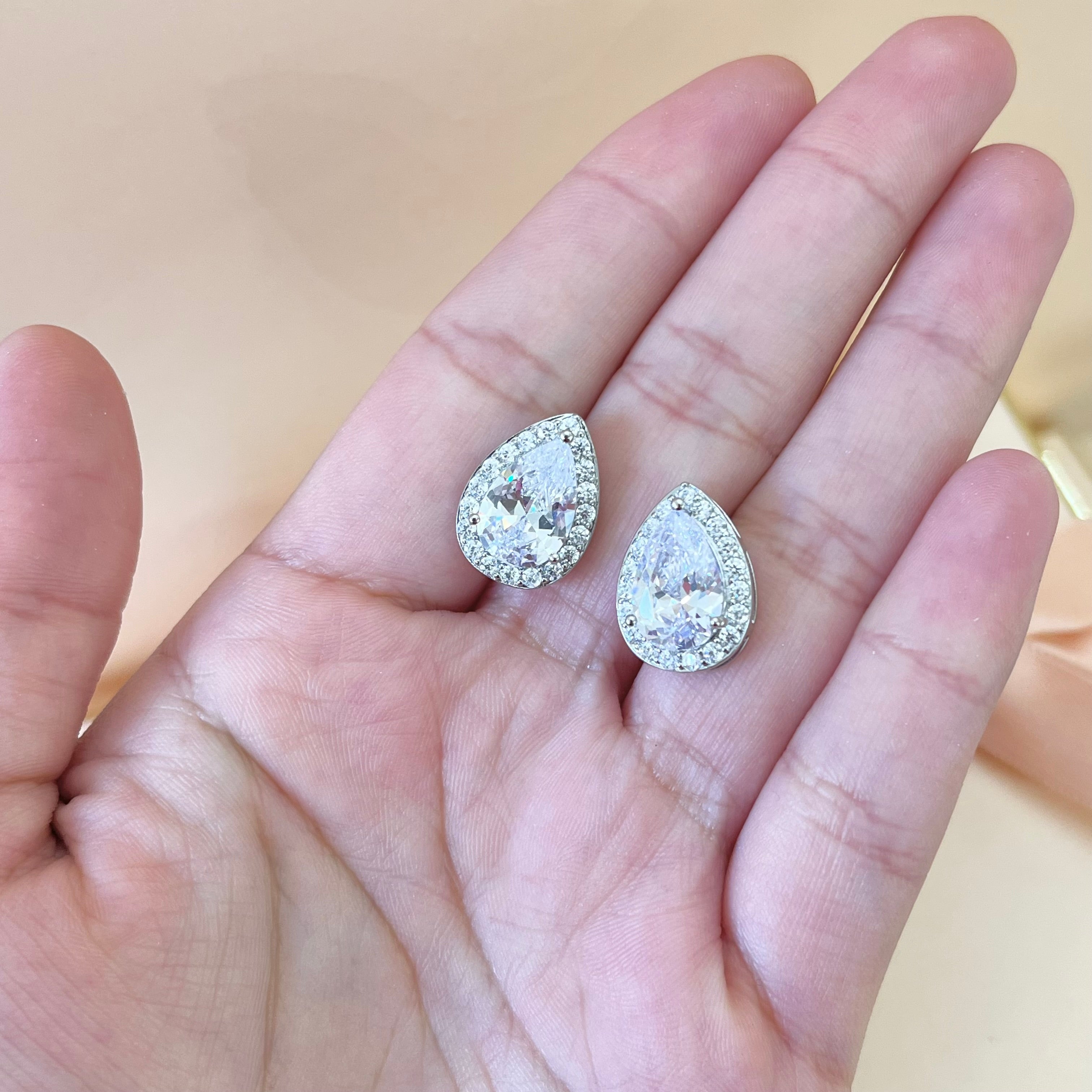 Silver zircone teardrop studs