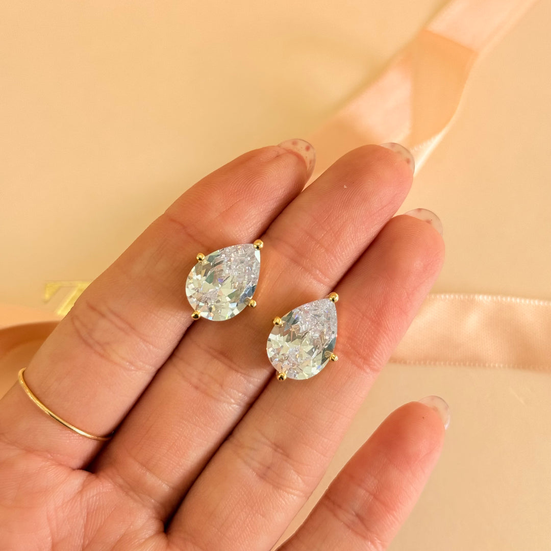 Teardrop zircone gold plated studs