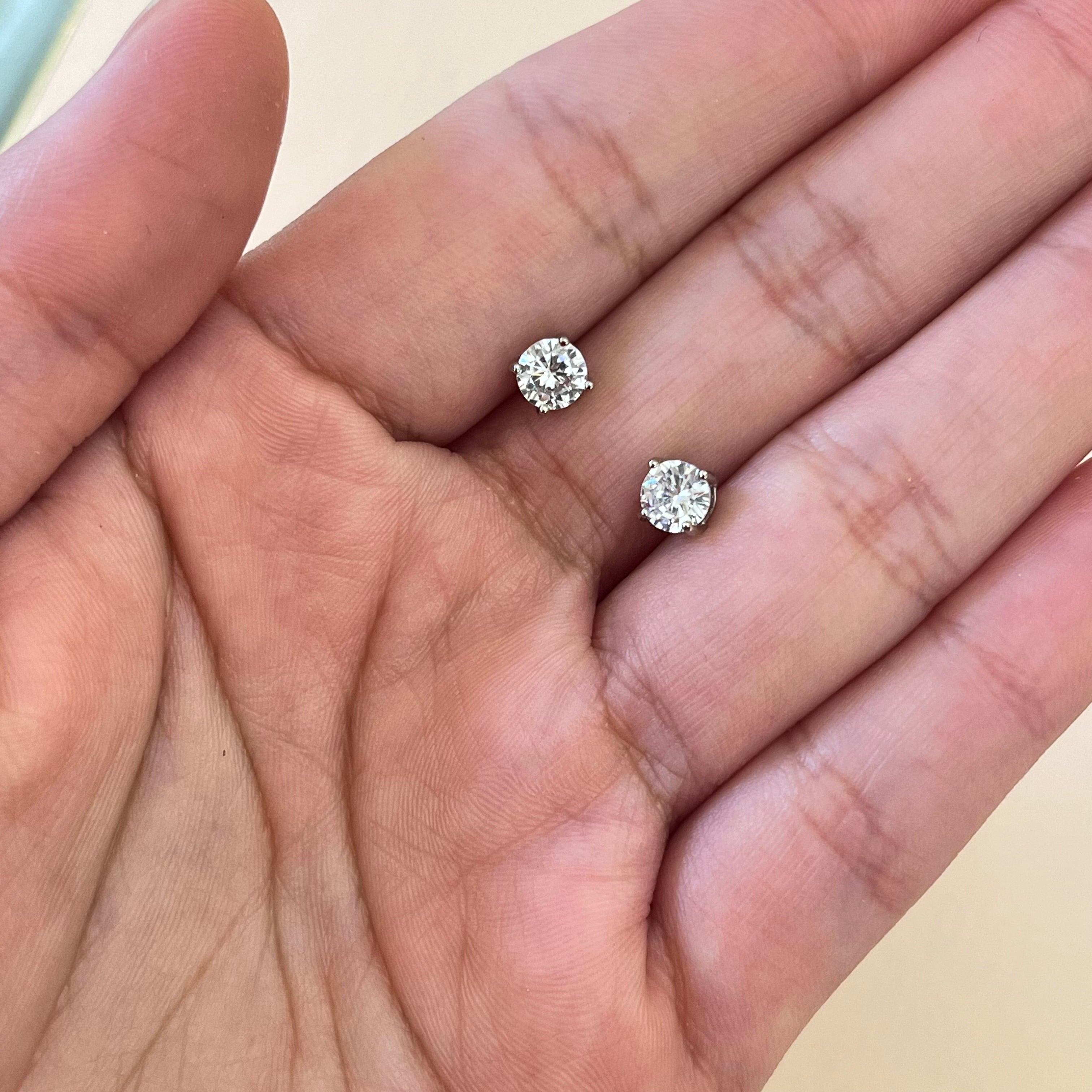 Round solitaire zircone studs