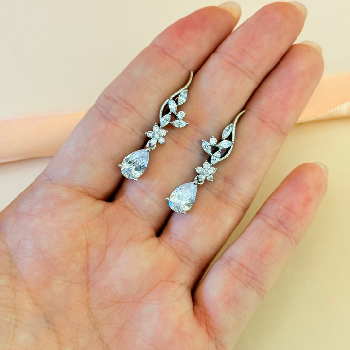 Flower and teardrop zircone silver earrings and bracelet