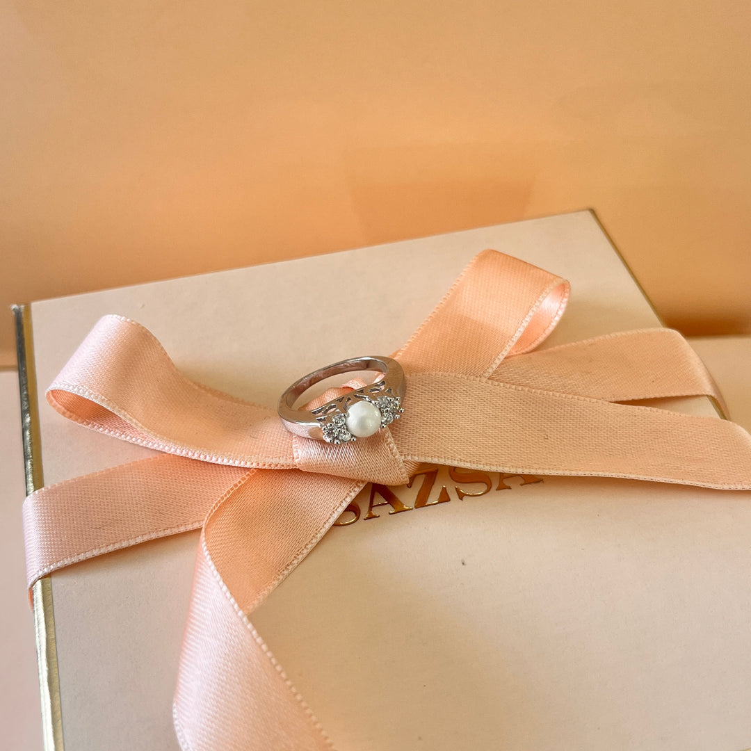 Zircone and white pearls white gold plated ring