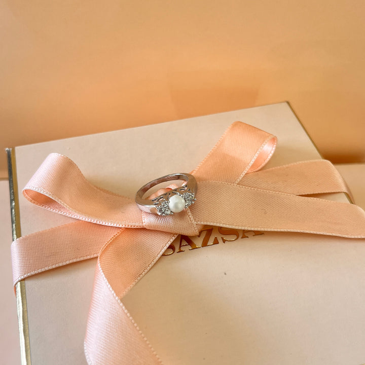 Zircone and white pearls white gold plated ring