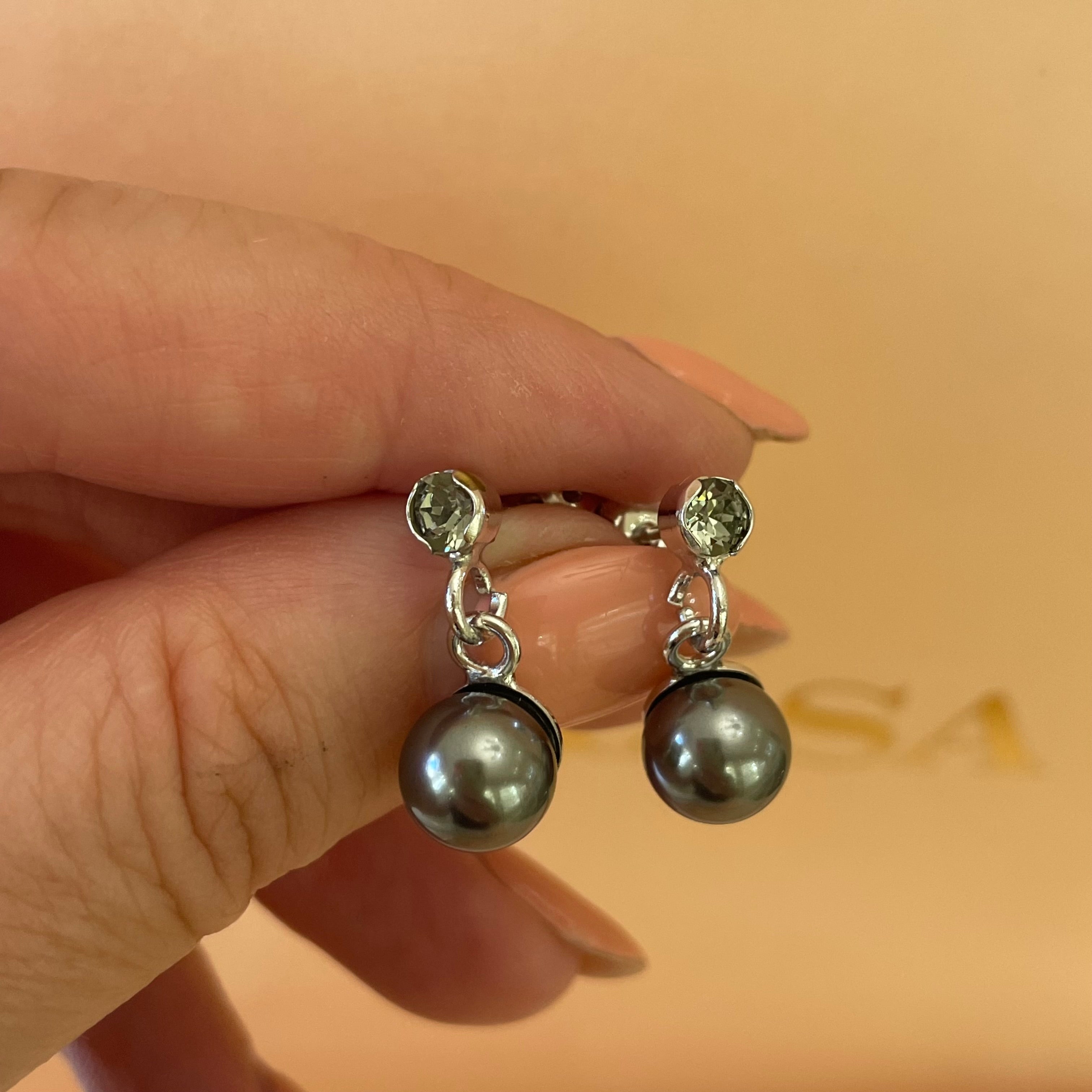 Dark grey pearls set